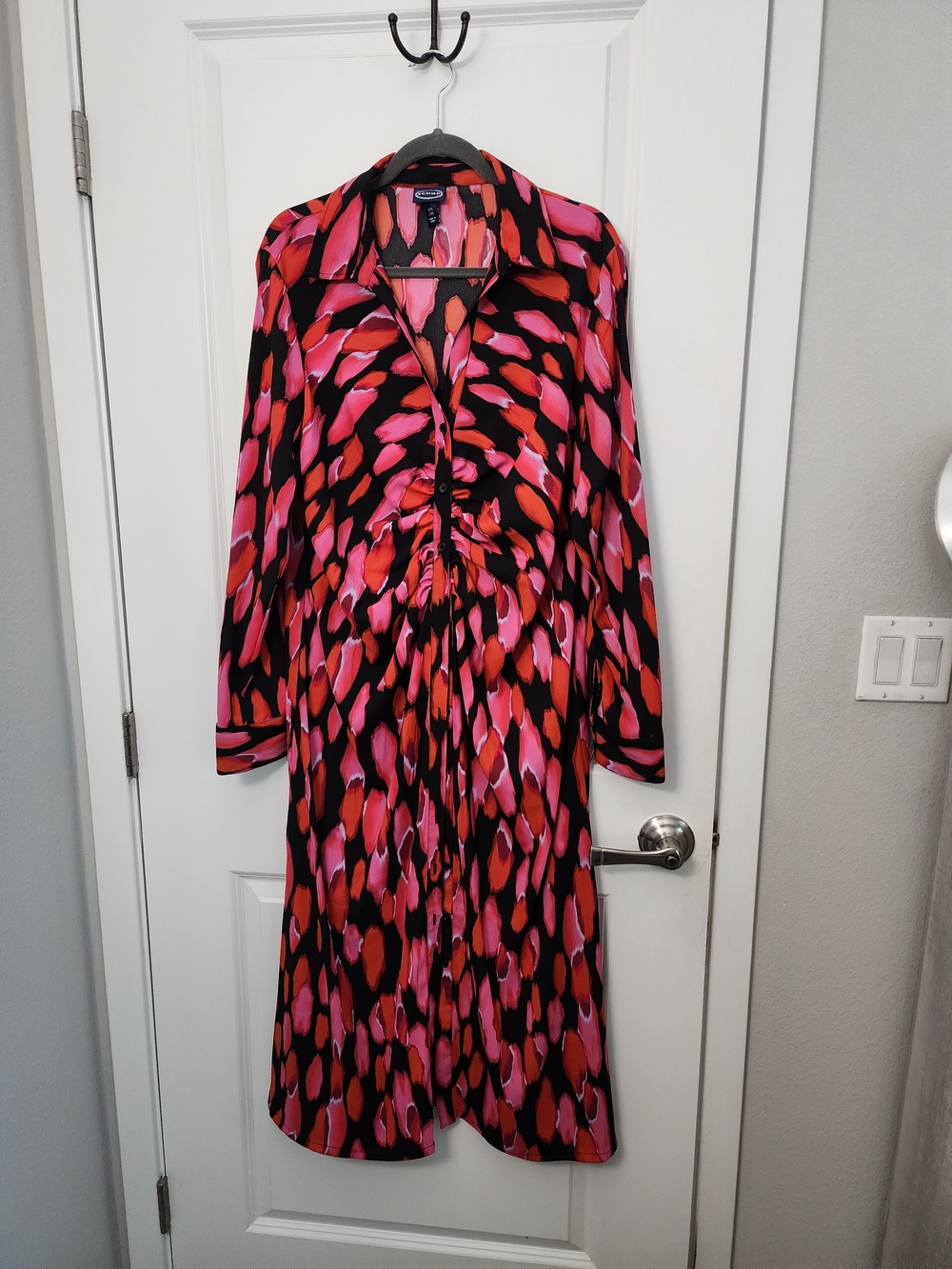 Scoop Long Sleeve  Midi Brushstroke Print Shirt Dress in Pink & Red on Black